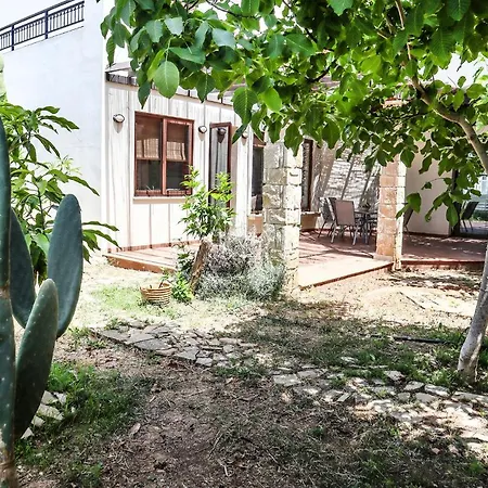 Villa Estea ● Coral Tree In